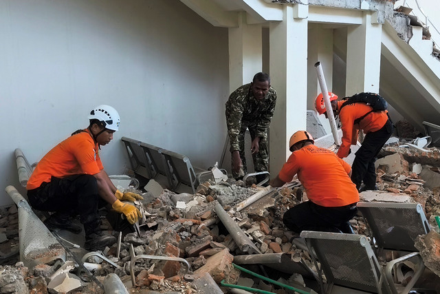 Petugas melakukan penyisiran bangunan Pelabuhan Laurentius Say Maumere yang rusak akibat gempa di Kabupaten Sikka, Nusa Tenggara Timur (NTT), Sabtu (15/8/2026). Foto: Gregorio J Gilbert/ANTARA FOTO