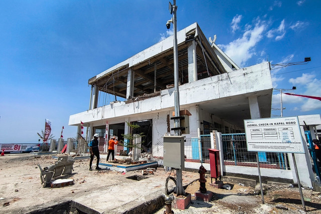 Petugas melihat kondisi bangunan Pelabuhan Laurentius Say Maumere yang rusak akibat gempa di Kabupaten Sikka, Nusa Tenggara Timur (NTT), Sabtu (15/8/2026). Foto: Gregorio J Gilbert/ANTARA FOTO