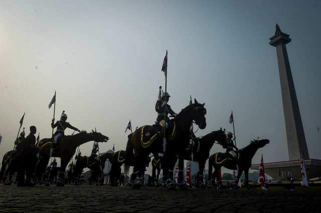 Sejumlah prajurit TNI berkuda mengikuti gladi bersih Upacara HUT ke-81 Kemerdekaan RI di kawasan Monas, Jakarta, Sabtu (15/8/2026). Foto: Putra M. Akbar/ANTARA FOTO