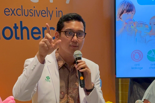 Dokter Spesialis Anak RSPI-Pondok Indah, dr. Radhian Amandito, Sp.A, dalam acara launching Phanpy eksklusif di Mothercare, Jumat (14/8/2026). Foto: Eka Nurjanah/kumparan
