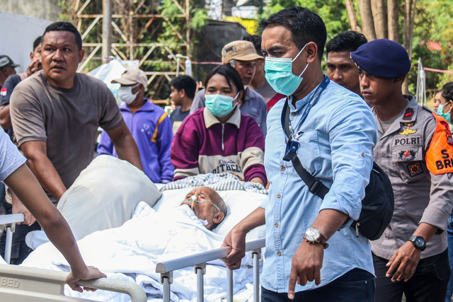 Petugas kepolisian dan relawan mengevakuasi pasien terdampak gempa di halaman RS Siloam Labuan Bajo, Manggarai Barat, NTT, Sabtu (15/8/2026). Foto: Gecio Viana/ANTARA FOTO
