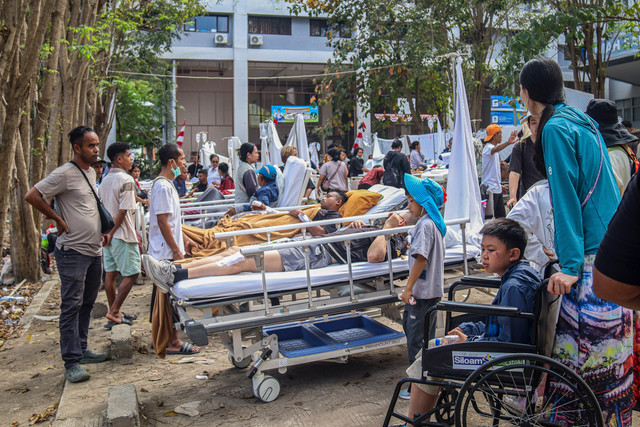 Sejumlah pasien terdampak gempa dievakuasi di halaman RS Siloam Labuan Bajo, Manggarai Barat, NTT, Sabtu (15/8/2026). Foto: Gecio Viana/ANTARA FOTO