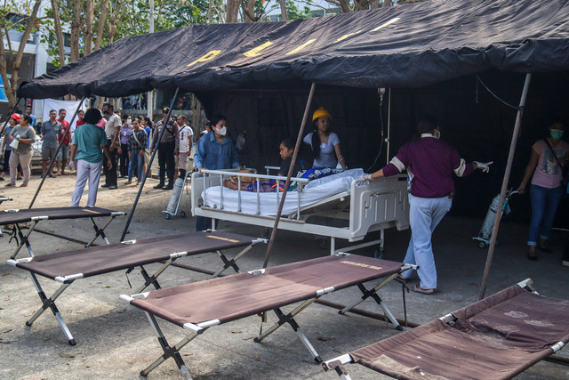 Sejumlah pasien dan wisatawan terdampak gempa dievakuasi di halaman RS Siloam Labuan Bajo, Manggarai Barat, NTT, Sabtu (15/8/2026). Foto: Gecio Viana/ANTARA FOTO