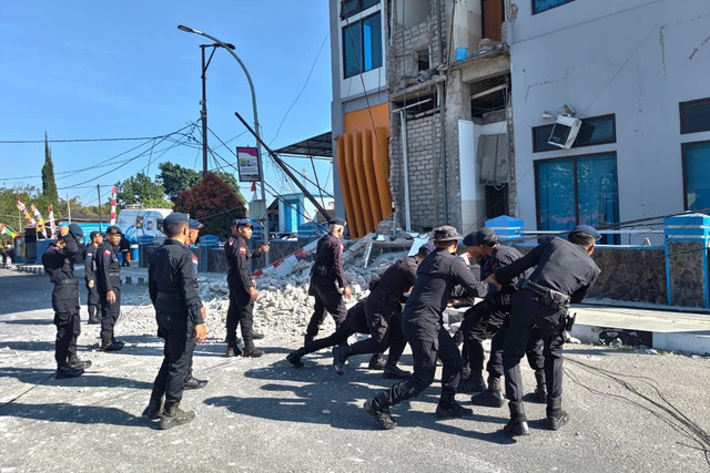 Personel Polri dikerahkan untuk penanganan usai gempa 7,7 magnitudo di Nusa Tenggara Timur, Sabtu (15/8/2026). Foto: Dok. Polri