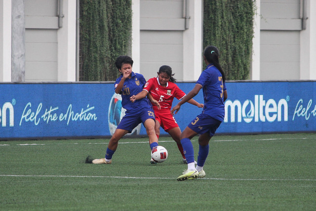 Pemain Timnas Wanita Indonesia U16 Putri Nusantara, Lintang Anugrah Radisty berduel dengan pemain Timnas Wanita Thailand U16, Chayapha Thanuchai di ajang Caffino Srikandi Merdeka Cup 2026 di Supersoccer Arena, Jawa Tengah, Sabtu (15/8/2026). Foto: Vega Ma'arijil Ula/kumparanBOLANITA