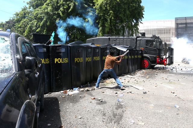 Massa yang menghadiri zikir dan doa bersama peringatan hari perdamaian Aceh terlibat kericuhan di Banda Aceh, Aceh, Sabtu (15/8/2026). Foto: Irwansyah Putra/ANTARA FOTO