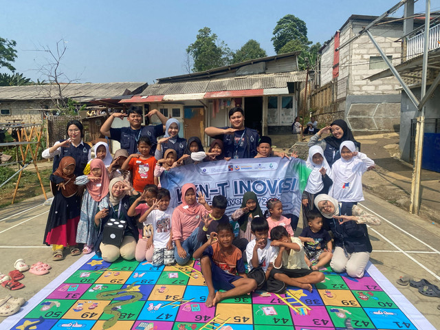 Foto Mahasiswa KKNT Inovasi IPB University kelompok Katulampa bersama anak-anak Kampung Pasir, Minggu (2/8/2026). Foto: KKNT Inovasi IPB University Katulampa.