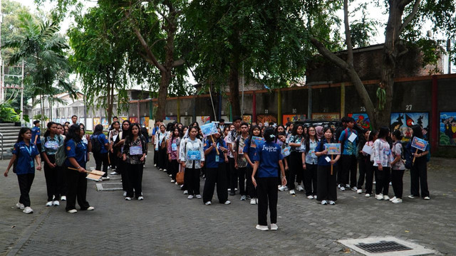 Mahasiswa Baru PGSD USD berkumpul di Belakang BAA dan mendengarkan Instruksi Panitia Insipro 2026 melakukan sirkulasi menuju ruang Seminar Driyakara. (Sumber: PDD, Humas USD)