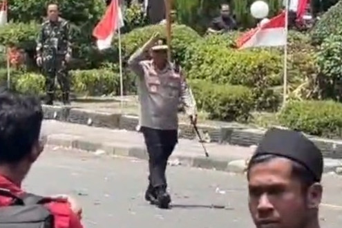 Kapolda Aceh Irjen Pol Ruddi Setiawan menenangkan massa yang ricuh usai peringatah Hari Damai Aceh di Banda Aceh, Aceh, Sabtu (15/8/2026). Foto: Dok. Istimewa