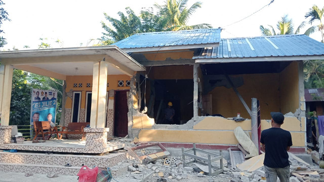 Kementerian Sosial mengirimkan 48 ton beras serta memobilisasi bantuan logistik senilai Rp4,52 miliar dan memberangkatkan Wamensos Agus Jabo ke NTT untuk menangani korban gempa magnitudo 7,7, Sabtu (15/8/2026). Foto: Kemensos RI