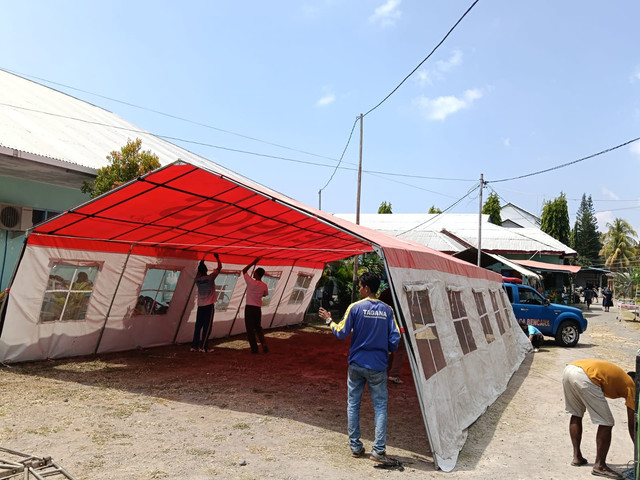 Menteri Sosial Saifullah Yusuf memastikan Kemensos bergerak cepat menangani dampak gempa magnitudo 7,7 di NTT dengan mengerahkan Tagana, menyiapkan pengungsian, serta menyalurkan bantuan logistik awal Rp4,52 miliar, Sabtu (15/8/2026). Foto: Kemensos RI