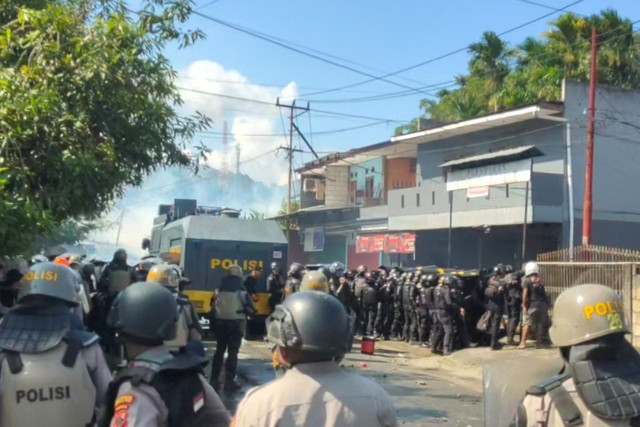 Aparat Polresta Jayapura Kota dan Brimob Polda Papua membubarkan massa demo di Perumnas III, Distrik Heram, Kota Jayapura, Sabtu (15/8/2026). Foto: Dok. Istimewa