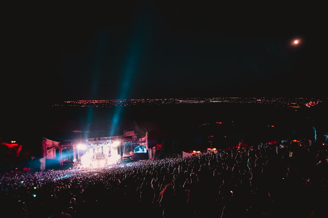 Ilustrasi link live streaming KCON LA 2026. Foto: Unsplash.com/Ryan Loughlin