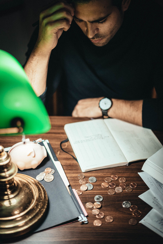 Ilustrasi (Dokumentasi diambil dari : https://www.pexels.com/photo/frowning-man-beside-wooden-table-7063772/)
