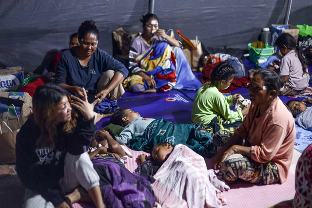 Sejumlah warga terdampak bencana gempa beristirahat di tenda pengungsian di Stadion Gelora Samador Maumere, Kabupaten Sikka, Nusa Tenggara Timur, Sabtu (15/8/2026). Foto: Mega Tokan/ANTARA FOTO