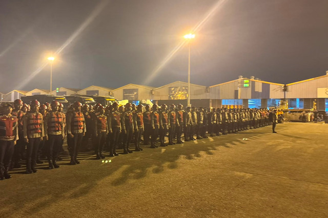 Pemberangkatan personel gabungan Polri untuk membantu penanganan gempa NTT di Bandara Internasional Soekarno Hatta, Sabtu (15/8/2026). Foto: Pradya Tirta/kumparan