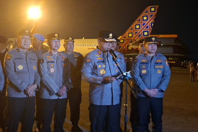 Kadiv Humas Polri, Irjen Johnny Eddizon Isir memberikan keterangan pers soal pemberangkatan personel gabungan Polri untuk membantu penanganan gempa NTT di Bandara Internasional Soekarno Hatta, Sabtu (15/8/2026). Foto: Pradya Tirta/kumparan