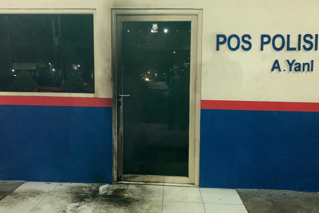Kondisi usai diduga pelemparan bom molotov ke Pos Polisi Lalu Lintas A. Yani Margorejo di Jalan Ahmad Yani, Kecamatan Gayungan, Surabaya, Sabtu (15/8/2026). Foto: Farusma Okta Verdian/kumparan