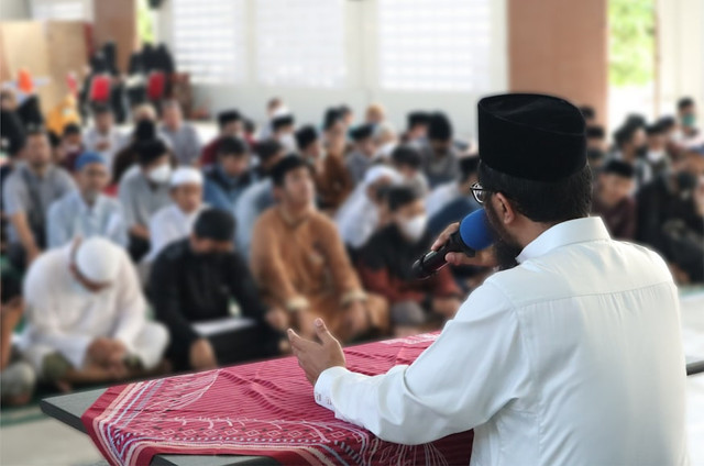 Ilustrasi Sambutan Ketua RT Malam Tirakatan 17 Agustus, Foto: Unsplash/Raka Dwi Wicaksana