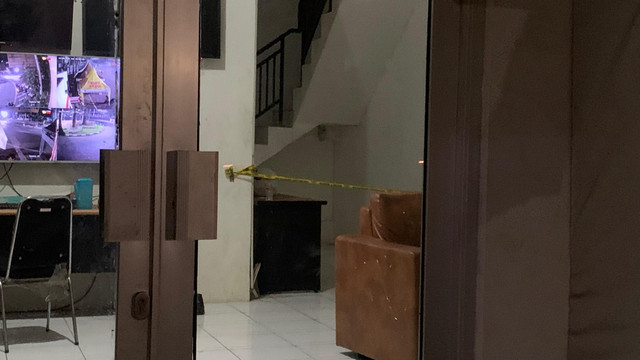 Ruang dalam Pos Lantas Bundaran Waru, Jalan Ahmad Yani, Kecamatan Gayungan, Surabaya, dipasang garis polisi, Minggu (16/8/2026). Foto: Farusma Okta Verdian/kumparan