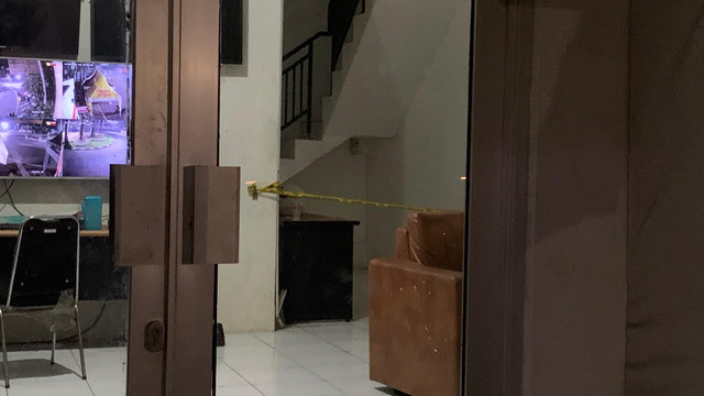 Ruang dalam Pos Lantas Bundaran Waru, Jalan Ahmad Yani, Kecamatan Gayungan, Surabaya, dipasang garis polisi, Minggu (16/8/2026). Foto: Farusma Okta Verdian/kumparan