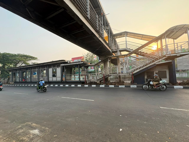 Pantauan lokasi truk tangki tersangkut Minggu (16/8) dini hari, di JPO depan Pasar Kramat Jati, Jakarta Timur. Pagi ini truk tersebut telah dievakuasi dan kondisi lalin kembali lancar. Foto: Joakhim Tharob/kumparan