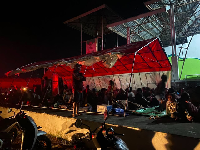 Sebagian warga NTT terdampak gempa, bermalam ditenda yang didirikan oleh para relawan. Hingga kini pendistribusian bantuan terus digencarkan beragam relawan turun tangan atasi permintaan para penyintas gempa.