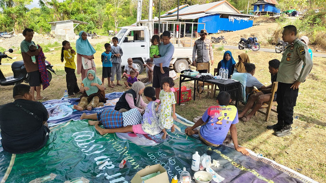 Respon tim Medis Dompet Dhuafa dengan Layanan Kesehatan Cuma-cuma (LKC) membantu para penyintas gempa di Ronting, Manggarai, NTT.