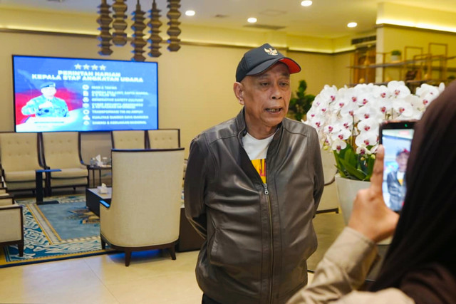 Wamensos Agus Jabo dan rombongan saat bersiap terbang ke wilayah terdampak bencana di NTT, pada Sabtu (15/8/2026) malam di Lanud TNI AU Halim Perdanakusuma, Jakarta. Foto: Kemensos RI
