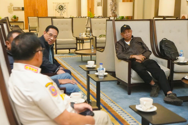 Wamensos Agus Jabo dan rombongan saat bersiap terbang ke wilayah terdampak bencana di NTT, pada Sabtu (15/8/2026) malam di Lanud TNI AU Halim Perdanakusuma, Jakarta. Foto: Kemensos RI