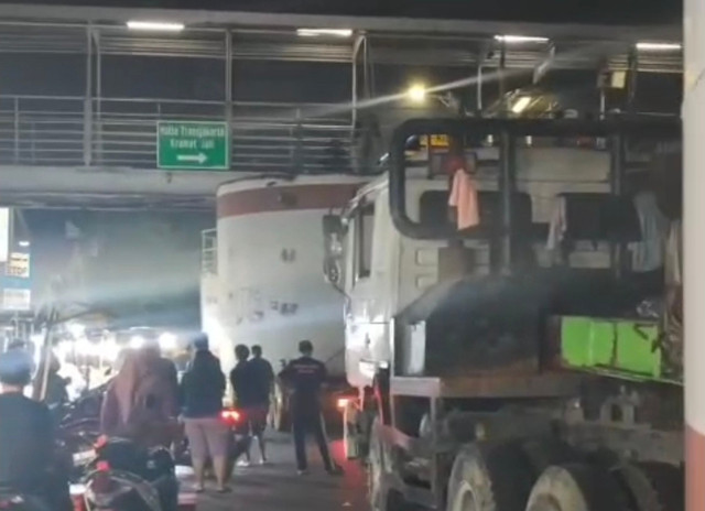 Trailer pengangkut tangki tersangkut di JPO depan Pasar Kramat Jati, Jakarta Timur, Minggu (16/8). Dok. Istimewa