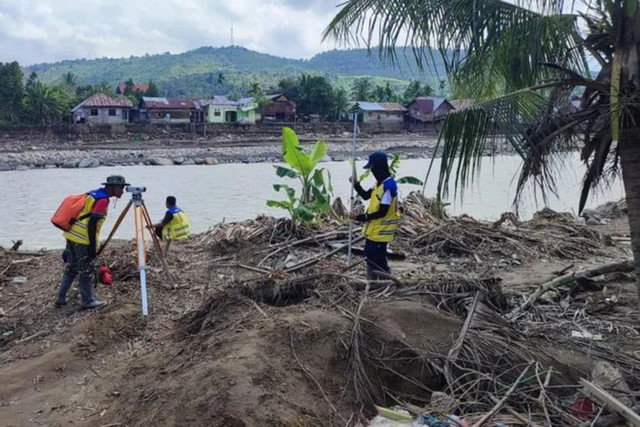 Unit Hidrologi dan Kualitas Air BWS Sumatera I bersama Balai Teknik Sungai dan Relawan Kementerian PU melakukan pengukuran tampang Sungai Krueng Meureudu. Foto: Dok. Satgas PRR