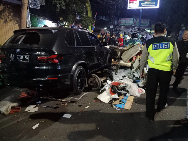 Sebuah mobil BMW menabrak becak dan gerobak di Jalan Pungkur, Kelurahan Balonggede, Kecamatan Regol, Kota Bandung, Minggu (16/8/2026). Foto: Dok. Satlantas Polrestabes Bandung