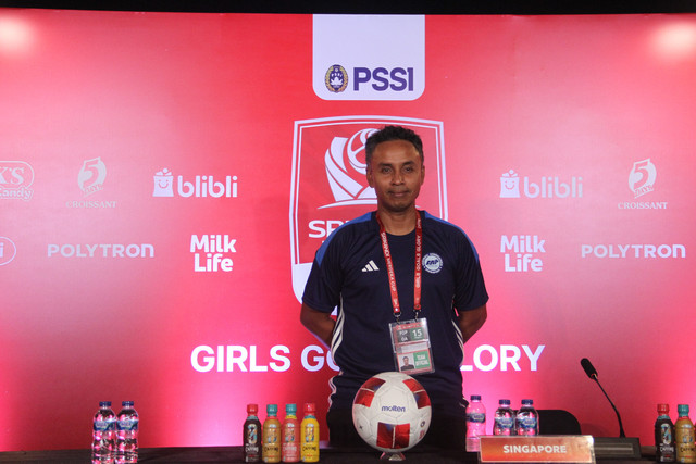 Pelatih Timnas Wanita Singapura U16, Ratna Suffian saat sesi konferensi pers usai laga melawan Timnas Wanita Yordania U16 pada Sabtu (15/8) di Supersoccer Arena, Kudus, Jawa Tengah. Foto: Vega Ma'arijil Ula/kumparan