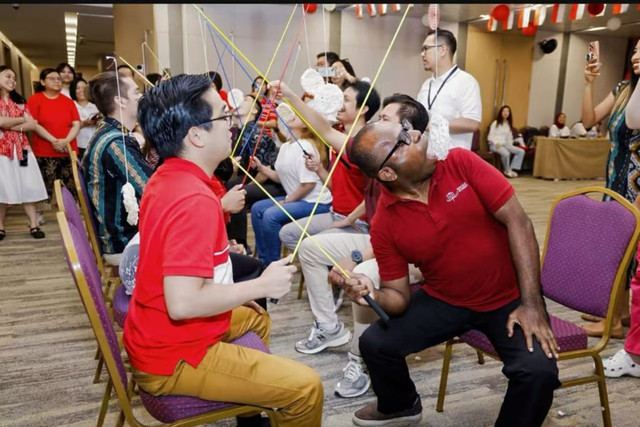 Sejumlah diaspora Indonesia mengikuti lomba saat merayakan HUT ke-81 RI di KJRI Shanghai. Foto: KJRI Shanghai