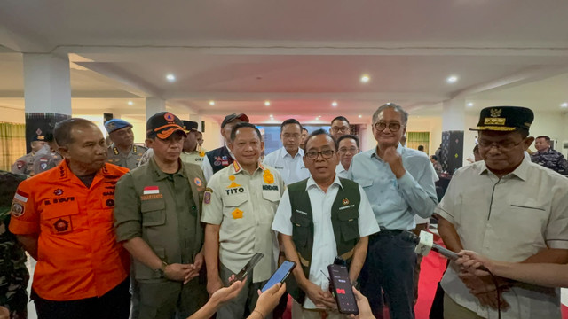 Menko PMK Pratikno usai rapat kordinasi penanganan gempa NTT di Kantor Bupati Manggarai Barat, Minggu (16/8/2026). Foto: Rayyan Farhansyah/kumparan