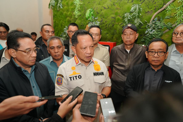 Mendagri Tito Karnavian dan sejumlah pejabat lainnya meninjau langsung Provinsi Nusa Tenggara Timur (NTT), Sabtu (15/8/2026) malam. Foto: Kemendagri RI