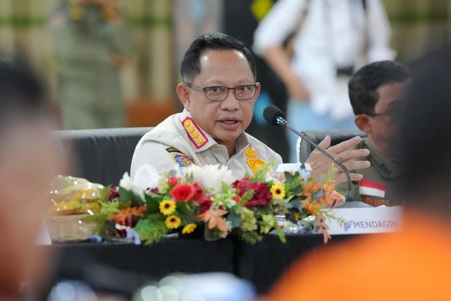 Mendagri Tito dalam Rakor Penanganan Gempa NTT secara hybrid dari Kabupaten Manggarai Barat, NTT, Minggu (16/8/2026). Foto: Kemendagri RI