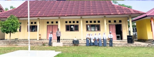 Dokumentasi sekolah: suasana upacara bendera