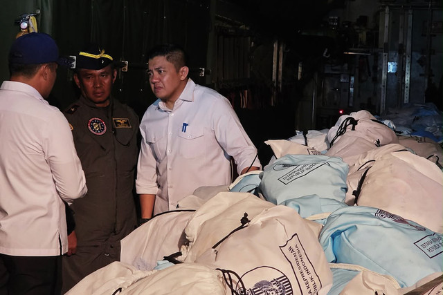 Sekretaris Kabinet Teddy Indra Wijaya mengecek kloter terakhir penerbangan logistik bantuan yang  dikirimkan ke NTT dari bandara Halim Perdanakusumah, Jakarta pada Sabtu (15/8/2026) malam. Foto: Instagram/ @sekretariat.kabinet