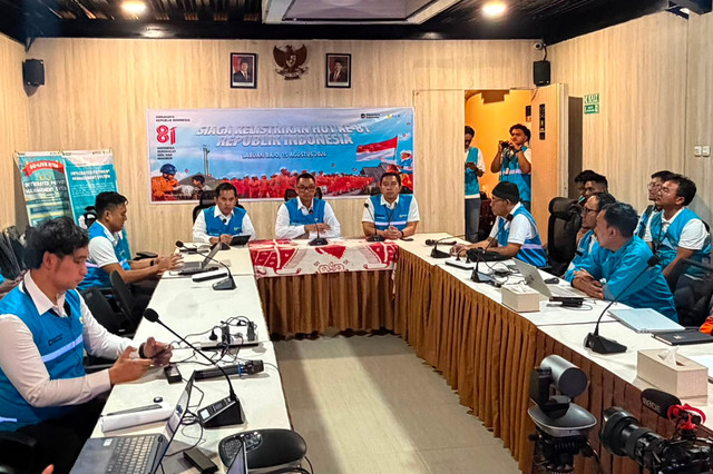 Suasana Direktur Utama PLN, Darmawan Prasodjo, saat memimpin rapat koordinasi siaga bencana Flores, Nusa Tenggara Timur, sekaligus melakukan konferensi pers di PLN Unit Pelayanan Pelanggan Flores Bagian Barat, Manggarai Barat, pada Sabtu malam (15/8). Darmawan menyampaikan bahwa PLN melakukan pengamanan secara menyeluruh terhadap sistem kelistrikan nasional guna mendukung seluruh rangkaian peringatan Hari Ulang Tahun (HUT) ke-81 Kemerdekaan Republik Indonesia (RI). Foto: dok. Istimewa.