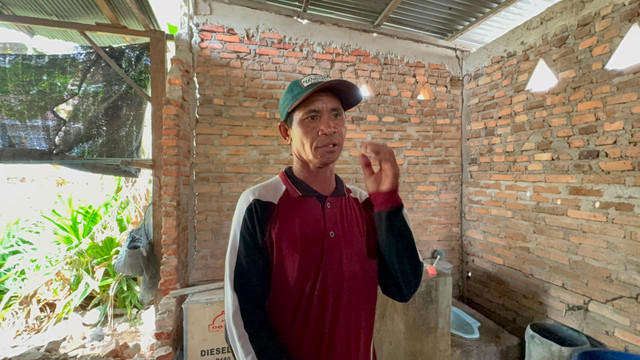 Cerita Ahmad saat gempa terjadi hingga membuat bangunan belakang rumahnya rubuh, Minggu (16/8/2026). Foto: Rayyan Farhansyah/kumparan