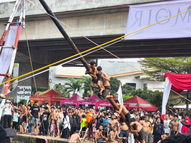 "Semarak Kalimalang" dalam Rangka HUT ke-81 RI oleh RW. 04 Kelurahan Cipinang Melayu, Jakarta, Minggu (16/8/2026). Foto: Aditya Nugraha/kumparan
