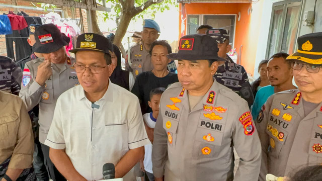 Gubenur NTT Emanuel Melkiades Laka Lena dan Kapolda NTT Irjen Pol. Dr. Rudi Darmoko memberikan bantuan kepada warga yang rumahnya terdampak gempa. Foto: Rayyan Farhansyah/kumparan