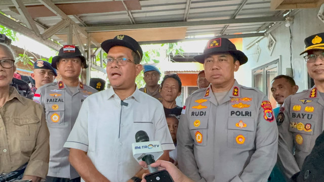 Gubenur NTT Emanuel Melkiades Laka Lena dan Kapolda NTT Irjen Pol. Dr. Rudi Darmoko memberikan bantuan kepada warga yang rumahnya terdampak gempa. Foto: Rayyan Farhansyah/kumparan