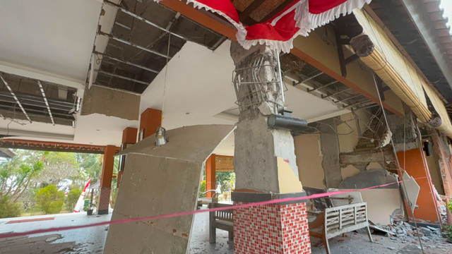 Hotel bintang The Jayakarta di Labuan Bajo rusak imbas gempa 7,7 magnitudo, Minggu (16/8/2026). Foto: Rayyan Farhansyah/kumparan