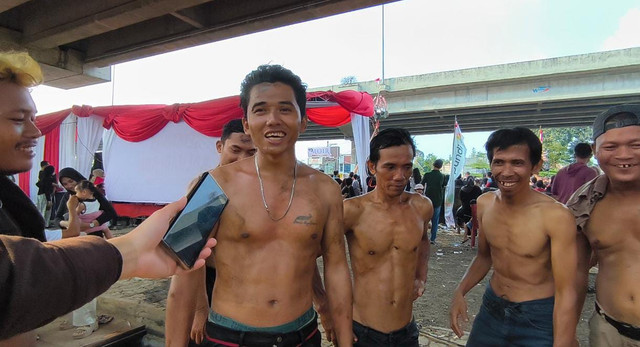 Amir (27) dan Tim Usai Memenangkan Lomba Panjat Pinang pada "Semarak Kalimalang" dalam Rangka HUT ke-81 RI oleh RW. 04 Kelurahan Cipinang Melayu, Jakarta, Minggu (16/8/2026). Foto: Aditya Nugraha/kumparan