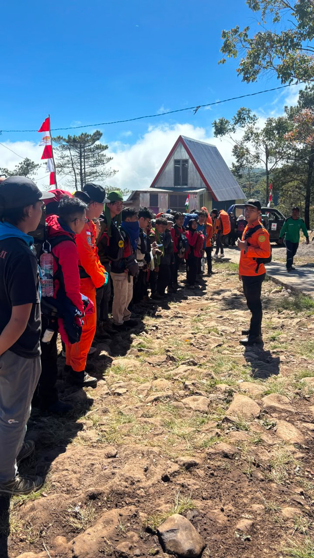 Ribuan pendaki padati Gunung Bawakaraeng, Kabupaten Gowa, Sulsel. Mereka akan melakukan pengibaran bendera merah putih di puncak untuk memperingati HUT 81 RI. Foto: Dok. Istimewa