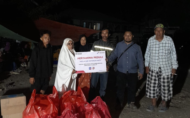 Pertamina Patra Niaga menyalurkan bantuan kebutuhan dasar hingga penerangan kepada korban gempa di wilayah Flores, NTT. Foto: dok. Istimewa.