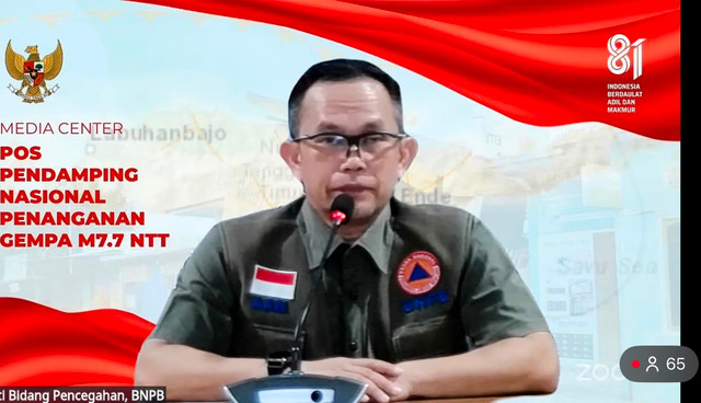 Deputi Bidang Pencegahan BNPB Abdul Muhari saat memberikan keterangan terkait update penanganan gempa M 7,7 di NTT, Minggu (16/8/2026). Foto: YouTube/BNPB
